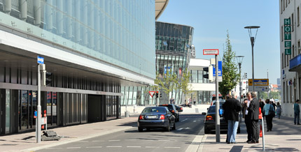 Die neu gestaltete Bahnhofstraße führt zum Platz der deutschen Einheit