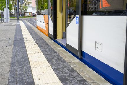 Die drei Haltestellen Friesenheim Mitte, Hagellochstraße und Kreuzstraße wurden entsprechend der Anforderungen an Barrierefreiheit erneuert und mit digitalen Infotafeln versehen.