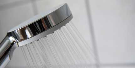 Vermindern Sie die Duschdauer und -temperatur und nutzen Sie Wasserspareinrichtungen wie Durchflussbegrenzer für Wasserhähne ("Perlatoren") und Sparduschkopf (bei hydraulischen Durchlauferhitzern eventuell nicht geeignet). 