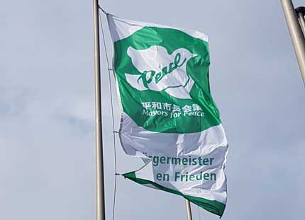 Seit Freitag, 25. Februar 2022, ist die Mayors-for-Peace-Fahne vor dem bisherigen Rathaus am Rathausplatz gehisst.