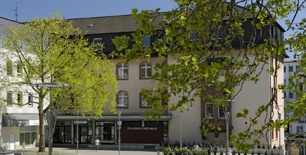 Die Volkshochschule der Stadt Ludwigshafen befindet sich im Bürgerhof.