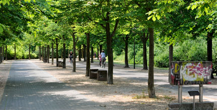 Grüne Oase und Spielplatz: der Friedenspark.