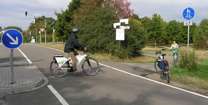 Radfahrer auf dem Rhein-Radweg in Ludwigshafen.