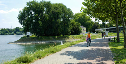 Vorbei an frisch angelegtem Grün und den Stadtvillen führt die Rheinuferpromenade von der Rhein-Galerie bis zur Schneckennudelbrücke.