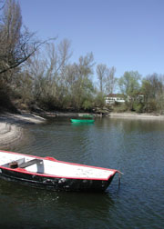 Boote auf dem Kiefweiher, der Bade- und Angelgewässer zugleich ist. 