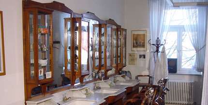 Historische Friseurstühle im Museum Friesenheim.
