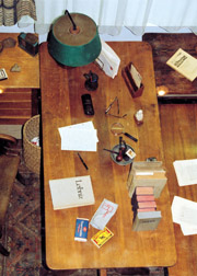 Der Schreibtisch von Ernst Bloch von oben betrachtet: Einblick ins Ernst-Bloch-Zentrum 