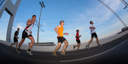 Beim Dämmer Marathon starten Spitzensportlerinnen und -sportler genauso wie Breitensporttreibende.