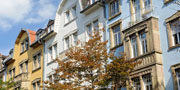 Die Wohnhäuser der Bayernstraße stammen aus der Zeit des ausklingenden Jugendstils um 1910.