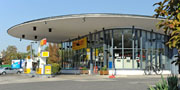 Die Tankstelle in der Mannheimer Straße wurde 1952/53 nach Plänen der Architekten Karl Latteyer und Alfred Koch erbaut.