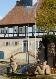 Der Paul-Münch-Brunnen vor dem Schloss erinnert an den 1879 geborenen pfälzischen Heimatdichter