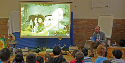 90 Schülerinnen und Schüler aus sechs 2. Klassen verfolgten gespannt der Lesung des Kinderbuchautors Alexander Steffensmeier, der dem breiten Publikum als Schöpfer der Bücher rund um das Leben der Kuh "Lieselotte" bekannt wurde.