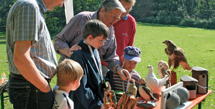 Vogelkundler Franz Stalla bringt Kindern im Wildpark die Welt der heimischen Vögel näher.