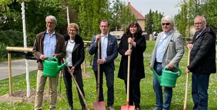 OB Jutta Steinruck bei einer Baumpflanzaktion am 29. April 2022 im Ernst Reuther Park