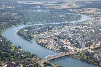 Blick aus der Luft auf das Rheinufer Süd mit Parkinsel