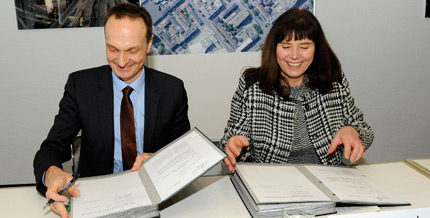 Der rheinland-pfälzische Finanzstaatssekretär Dr. Stephan Weinberg und Oberbürgermeisterin Jutta Steinruck bei der Unterzeichnung des Kaufvertrags.