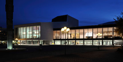 Im Pfalzbau befindet sich das Theater sowie ein großer Kongress-und Konzertbereich.