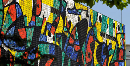 Unverwechselbares Wahrzeichen des Wilhelm-Hack-Museums: die von Joan Miró gestaltete Keramikfassade.
