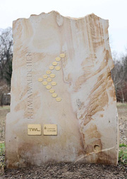 Auf der Säule aus gelbem Pfälzer Sandstein werden die Namen der Sponsoren verewigt.