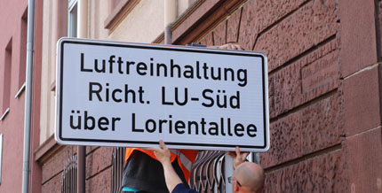 Die Schilder, die künftig zur Verbesserung der Luftreinhaltung in Ludwigshafen die Lorientallee als Alternativ-Route zur Heinigstraße für den Durchgangsverkehr ausweisen, werden seit Donnerstag, 11. Oktober 2018, aufgestellt.