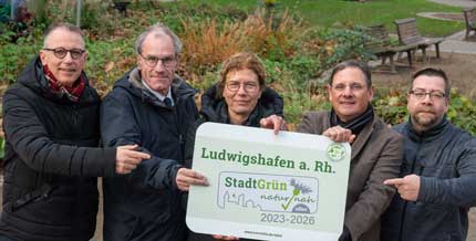 Peter Nebel, Alexander Thewalt, Gabriele Bindert, Rainer Ritthaler und Thorsten Heller mit der Auszeichnung "StadtGrün naturnah"