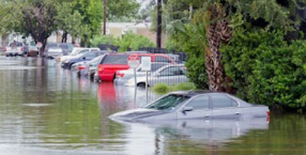 Auto in überfluteter Straße