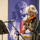 Anne Monika Sommer-Bloch, Schwiegertochter von Ernst Bloch, umrahmte den Abend musikalisch an der Violine