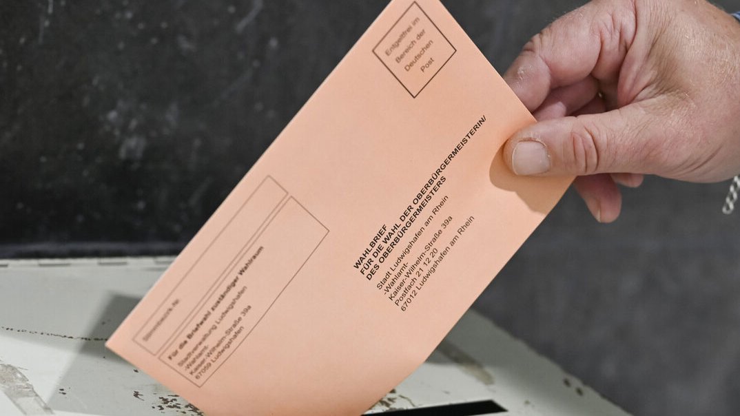 Wahlbrief und Wahlurne bei der OB Wahl 2025 Wahlbrief und Wahlurne bei der OB Wahl 2025