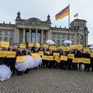 Die Mitgliedskommunen des Aktionsbündnisses machen am 24. Februar 2015 vor dem Bundestag auf die finanzielle Belastung von Städten und Gemeinden aufmerksam.