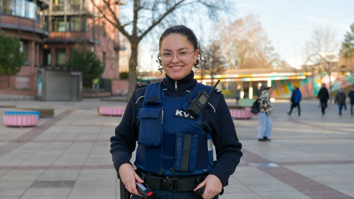 Nora Kapli ist 22 Jahre alt und hat 2022 die Ausbildung als Verwaltungswirtin mit Schwerpunkt öffentliche Ordnung begonnen. Nora Kapli ist 22 Jahre alt und hat 2022 die Ausbildung als Verwaltungswirtin mit Schwerpunkt öffentliche Ordnung begonnen.