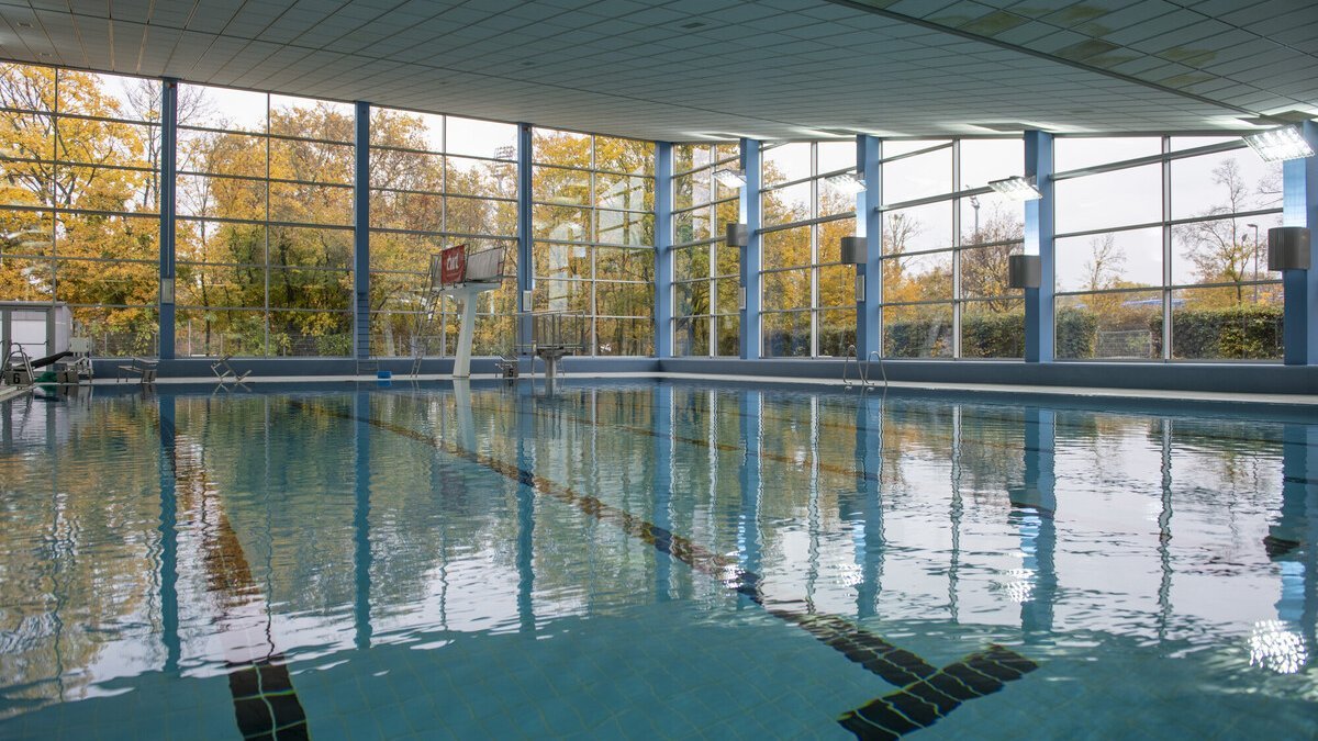 Schwimmbecken im Hallenbad Süd Schwimmbecken im Hallenbad Süd