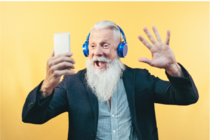 Älterer Mann mit Smartphone